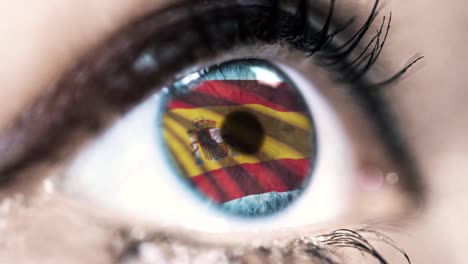 Frau-blaues-Auge-in-Nahaufnahme-mit-der-Flagge-von-Spain-in-Iris-mit-Windbewegung.-Videokonzept