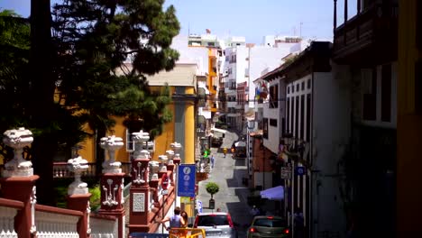 La-animada-calle-turística-de-la-ciudad