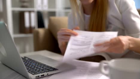 Müde-Geschäftsfrau-schlafend-auf-der-Couch-im-Büro-mit-Laptop