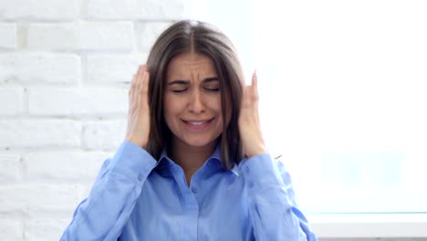 Portrait-of-Screaming-Woman-going-Crazy