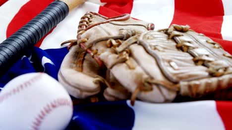 Baseball,-Baseballschläger-und-Baseball-Handschuhe-auf-eine-amerikanische-Flagge