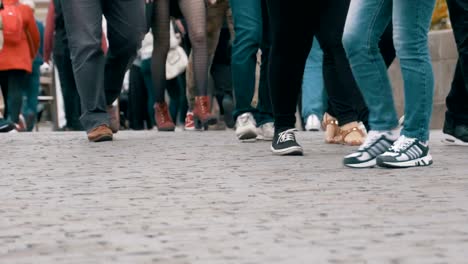 Beine-der-Menge-Menschen-auf-der-Straße