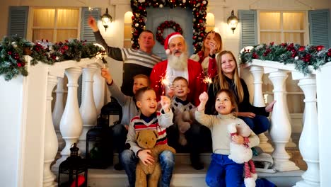 Familie-mit-vielen-Kindern-feiern-Noel-mit-dem-Weihnachtsmann