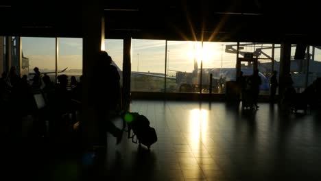 Silhouette-am-Flughafen