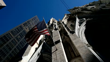 Bandera-americana-de-ángulo-bajo-aleteo-en-Saint-Patrick-Church-en-Nueva-York