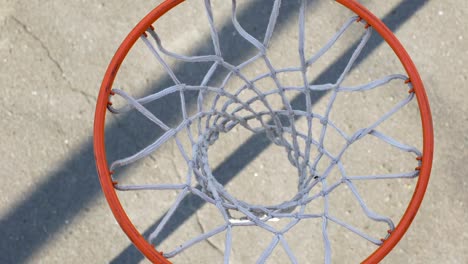 Männliche-Athleten-schießen-eine-Kugel-durch-den-Korb,-Basketballspieler