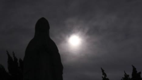 La-Virgen-María-en-el-cementerio-con-la-luna-en-escena-de-la-silueta