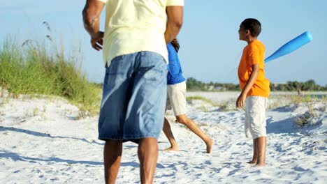 Afrikanische-amerikanische-Eltern-und-Sohn-spielt-am-Strand