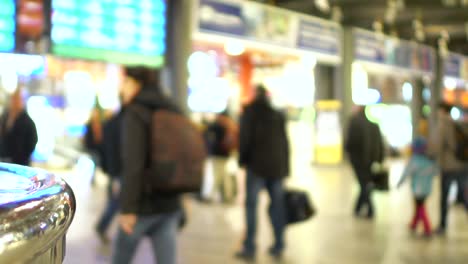 Viel-befahrenen-touristischen-Bewegung-in-der-Bahnhofshalle,-Menschen-Überprüfung-Zeitplan-digitale-Monitore