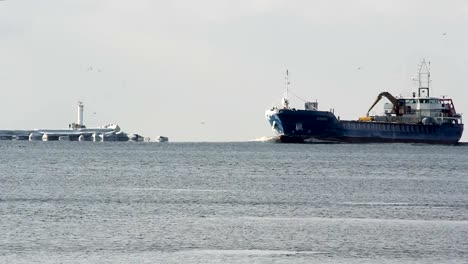 Frachtschiff-mit-Häfen-Kranbrücke-kommen-im-Hafen