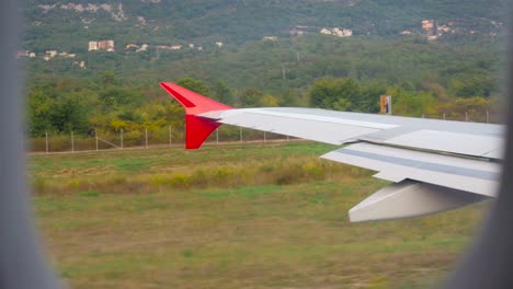 Flügel-des-stehenden-Flugzeuge-auf-der-Grouwing-des-Flugzeugs-beschleunigt