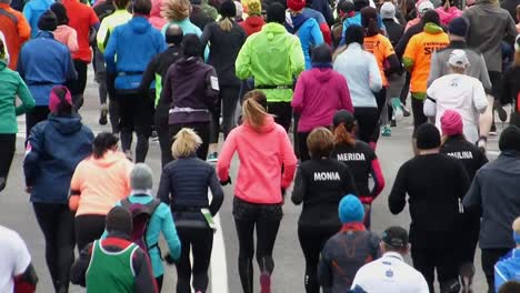 Corredores-del-maratón-de-ciudad-lenta-en-las-calles