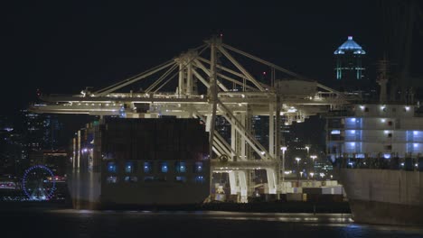 Versand-Frachter-Verladen-von-Gütern-aus-Semi-Trucks-Zeit-verfallen-Nacht-Port-Seattle-Harbor-Island-Duwamish-Wasserstraße