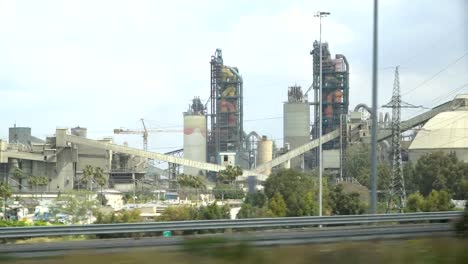 Planta-industrial-cerca-de-la-autopista