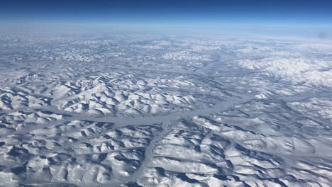 Vista-aérea-del-invierno-de-mantas-blancas-de-nieve