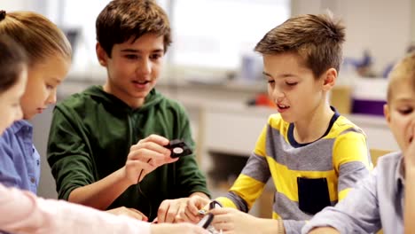 niños-felices-aprendiendo-en-la-escuela-de-robótica