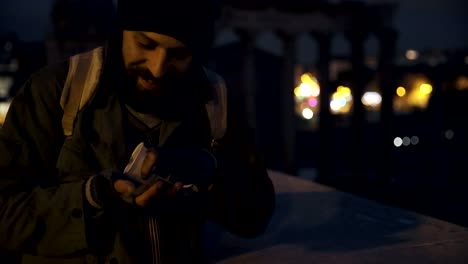 lächelnd-Obdachlose-zählen-Geld-in-die-Nacht-Elend,-betteln,-Geld