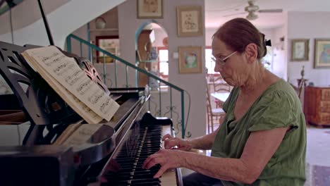 Mujer-tocando-un-piano-en-su-casa