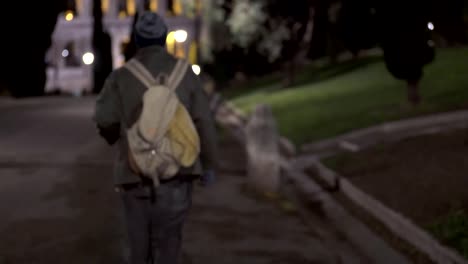 Soporte-sin-techo-arriba-y-caminando-en-el-parque-de-la-ciudad-en-la-noche