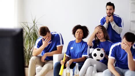 amigos-y-fanáticos-del-fútbol,-viendo-fútbol-en-casa