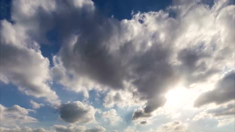 Zeitraffer-der-bewölkten-Himmel