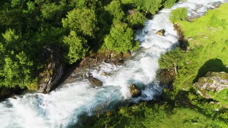 Drone-volando-por-encima-de-la-corriente-en-la-montaña