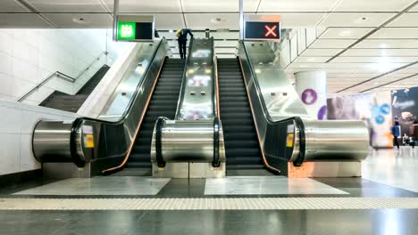 Zeit-Ablauf-Rolltreppe-am-Flughafen-oder-Kaufhaus.-4K-Auflösung.