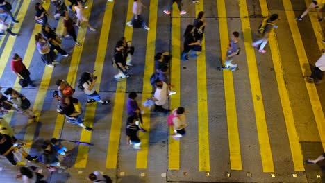 Beschäftigt-Fußgängerüberweg-in-Hong-Kong-bei-Nacht