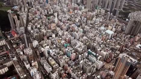 Vista-aérea-de-apartamentos-Hong-Kong-en-el-fondo-del-paisaje-urbano.-Barrio-residencial-en-la-ciudad-inteligente-en-Asia.-Edificios-al-atardecer.