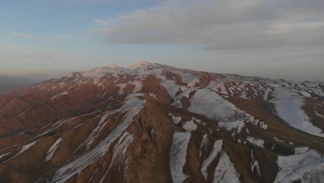 Paisaje-de-montaña-de-la-nieve-en-Xinjiang,-China