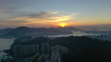 Vista-aérea-del-paisaje-urbano-de-Hong-Kong-en-puesta-del-sol.