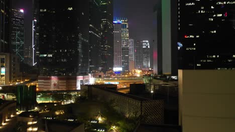 noche-iluminada-hong-kong-ciudad-tráfico-Bahía-centro-calle-aérea-panorama-4k