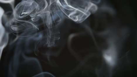 CÁMARA-lenta:-Humo-de-cigarrillo-sobre-un-fondo-negro