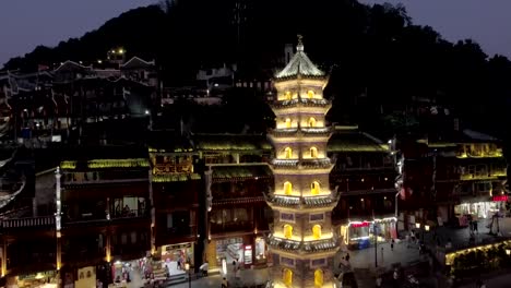 Vista-nocturna-de-la-ciudad-de-centro-histórico-de-Fenghuang,-China