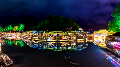 Lapso-de-tiempo-de-Fenghuang-Condado-hermosa-antigua-ciudad-de-la-provincia-de-Hunan,-China-4K-(zoom-out)