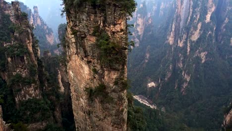 Observación-del-ascensor-en-las-montañas-parque-nacional-de-Zhangjiajie,-China