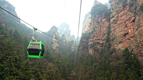 El-teleférico-cruza-en-Zhangjiajie,-China