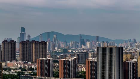 Zeitraffer-des-Stadtbildes-in-Nanjing-City,-China,-bewölkten-Tag