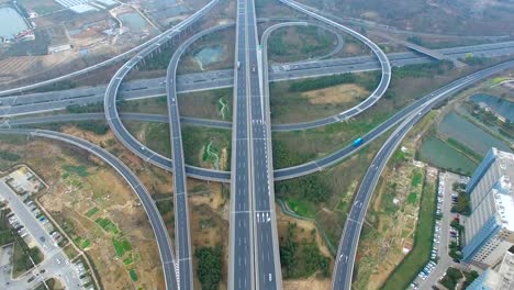 Vista-aérea-del-tráfico-en-una-autopista-elevada-en-suburbios-de-la-ciudad-de-esquina,-china