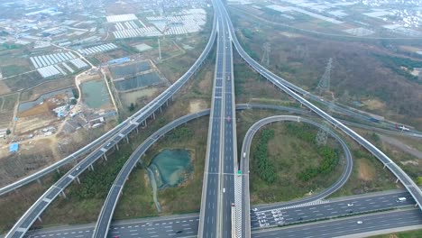 Vista-aérea-del-tráfico-en-una-autopista-elevada-en-suburbios-de-la-ciudad-de-esquina,-china