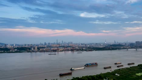 Lapso-de-tiempo-del-horizonte-de-río-Yangtsé-en-la-ciudad-de-nanjing,-china,-día-nublado,-puesta-del-sol