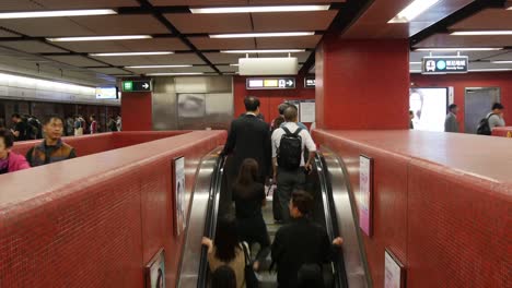 Hong-kong-metro-lleno-de-gente-china-panorama-4k-de-escaleras-mecánicas