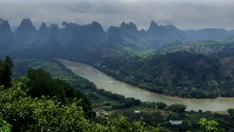 Chinesische-Landschaft-und-Fluss-in-der-Nähe-von-Yangshuo-und-Guilin-China