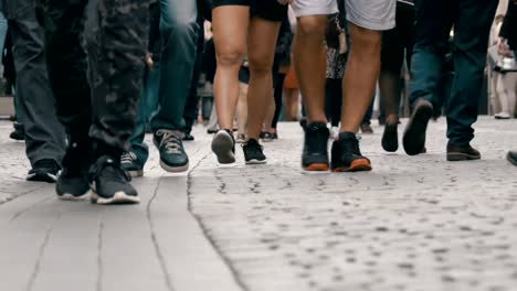 Pies-de-multitud-de-personas-caminando-en-la-calle