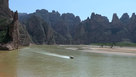 Barco-en-Río-amarillo-en-la-provincia-de-Gansu-China-Asia