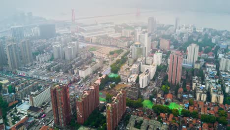 China-día-nublado-tiempo-wuhan-paisaje-fluvial-aéreo-panorama-4k-lapso-de-tiempo