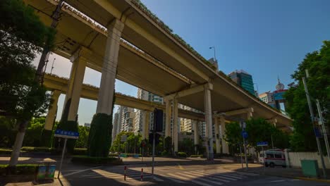 Shanghai-ciudad-soleada-tráfico-calle-camino-cruce-panorama-4k-timelapse-de-china