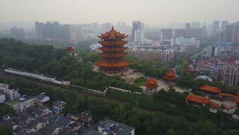 China-Tag-Zeit-Wuhan-Stadtbild-gelbem-Kranich-Tempel-Park-Luftbild-Panorama-4k