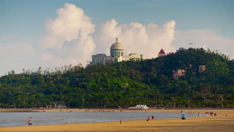 sonnigen-Tag-Zhuhai-Stadt-Strand-Bigger-Hotel-Park-Top-Panorama-4-k-Zeit-hinfällig,-china