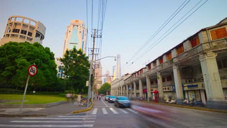 día-soleado-panorama-de-vereda-calle-de-tráfico-de-ciudad-4k-de-Shangai-china-de-lapso-de-tiempo